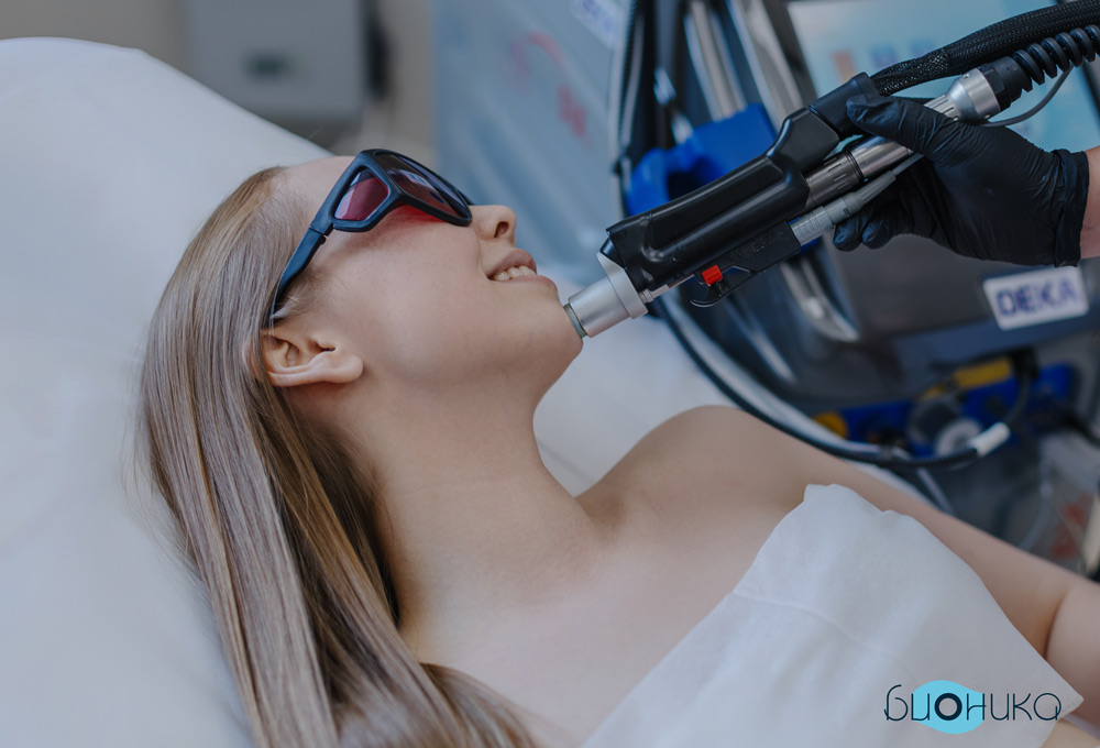 Девушке эпилируют лицо лазером